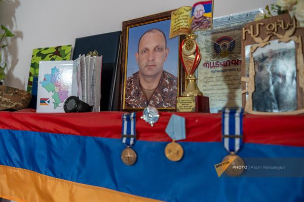 Уголок памяти погибшего в 44-дневной войне Карена Асатряна Уголок памяти погибшего в 44-дневной войне Карена Асатряна - Sputnik Армения