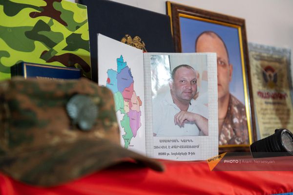 Уголок памяти погибшего в 44-дневной войне Карена Асатряна Уголок памяти погибшего в 44-дневной войне Карена Асатряна - Sputnik Армения