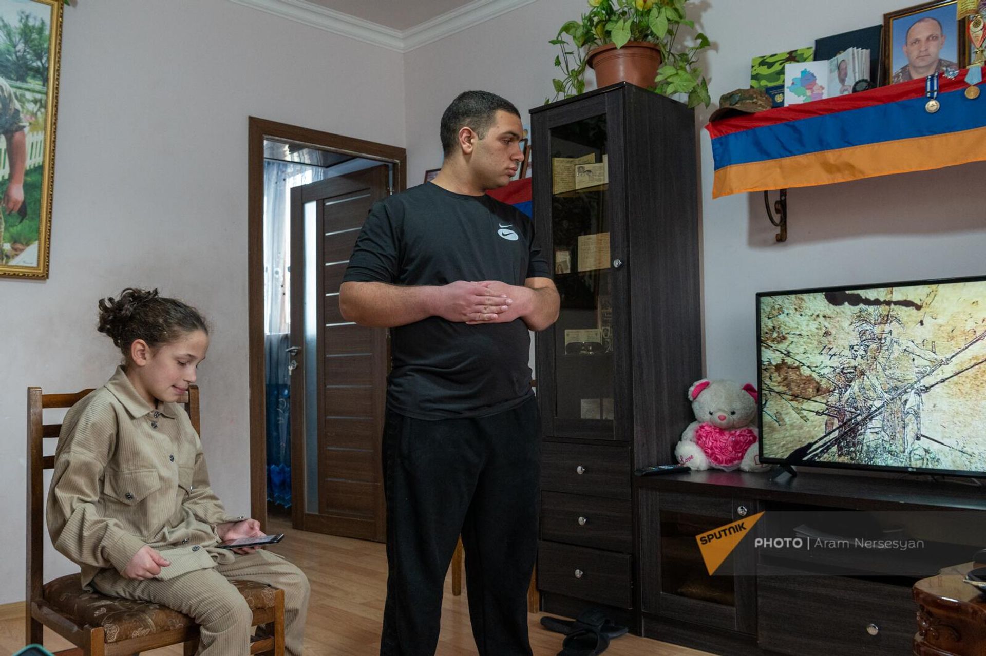 Дети погибшего в 44-дневной войне Карена Асатряна, Мария и Геворг, страдающие аутизмом - Sputnik Արմենիա, 1920, 06.04.2023