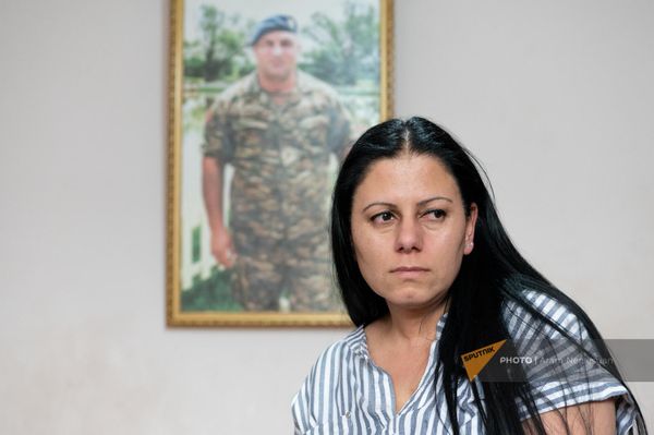 Жена погибшего в 44-дневной войне Карена Асатряна, Нарине Асатрян Жена погибшего в 44-дневной войне Карена Асатряна, Нарине Асатрян - Sputnik Армения