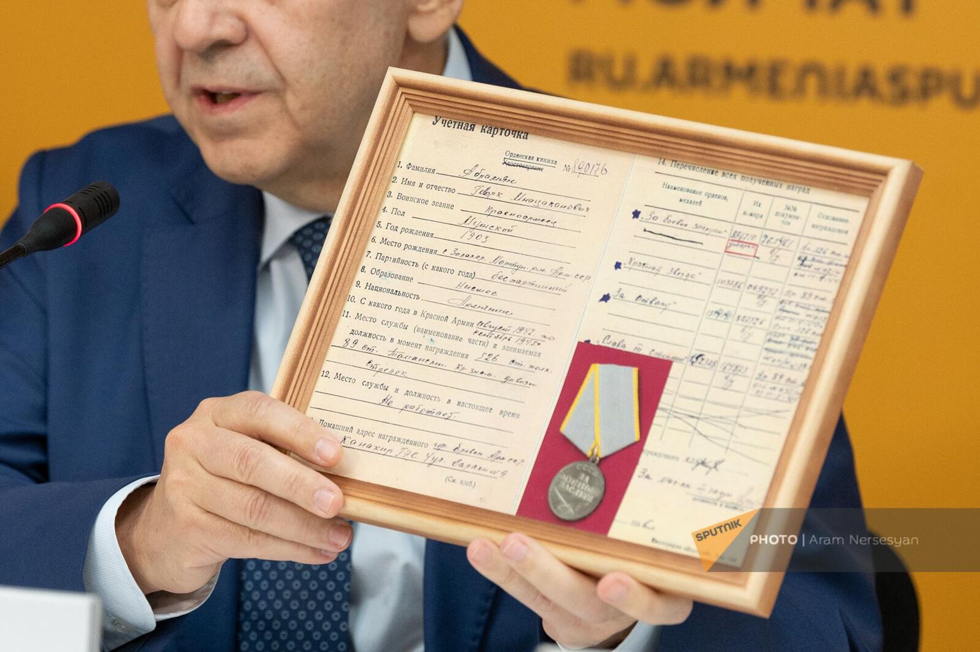 Постоянный представитель Республики Крым при президенте РФ Георгий Мурадов держит в руках медаль За боевые заслуги ветерана ВОВ Геворка Абрамяна (5 апреля 2023). Еревaн - Sputnik Армения, 1920, 05.04.2023