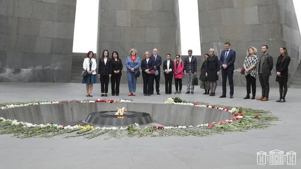 Делегация Сейма Литовской Республики во главе с Риманте Шалашевичюте посетила мемориальный комплекс Цицернакаберд (5 апреля 2023). Еревaн - Sputnik Армения