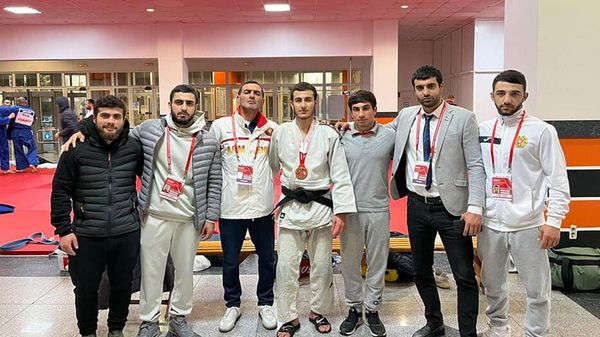 Армянская делегация с бронзовым медалистом международного турнира Russian Judo Tour Ервандом Нерсесяном - Sputnik Армения