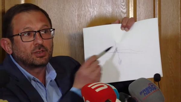 Гегам Манукян показывает на листке бумаги расположение азербайджанский ВС у села Тех - Sputnik Армения