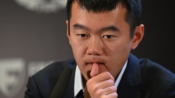 Гроссмейстер Дин Лижэнь (Китай) на пресс-конференции, посвященной матчу за звание чемпиона мира между ним и россиянином Яном Непомнящим (8 апреля 2023). Астанa - Sputnik Армения