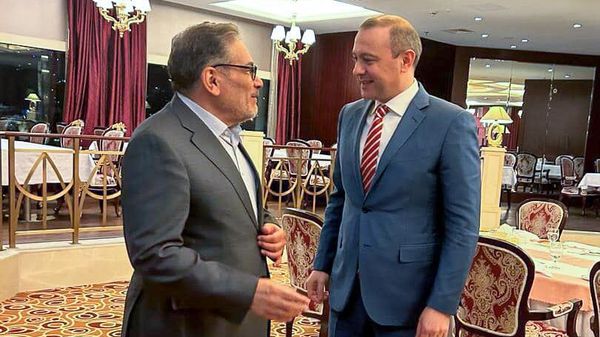 Секретарь Совбеза Армении Армен Григорян провел рабочий ужин с секретарем Верховного Совета национальной безопасности Ирана Али Шамхани (9 апреля 2023). - Sputnik Армения