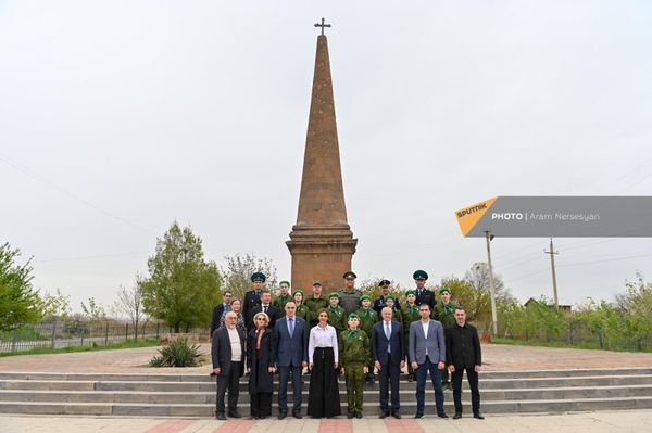 Պաշտոնյաները ռուս զինվորների հուշարձանի մոտ։ - Sputnik Արմենիա