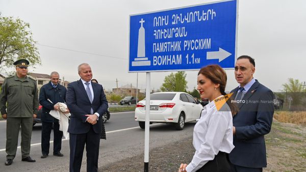 Чрезвычайный и Полномочный посол России Сергей Копыркин, гендиректор центра Дом Москвы в Ереване Ваграм Карапетян и мэр Эчмиадзина Диана Гаспарян на торжественном открытии указательного знака, ведущего к памятнику  русским солдатам, погибшим в Ошаканской битве (10 апреля 2023). Арагацотн - Sputnik Армения