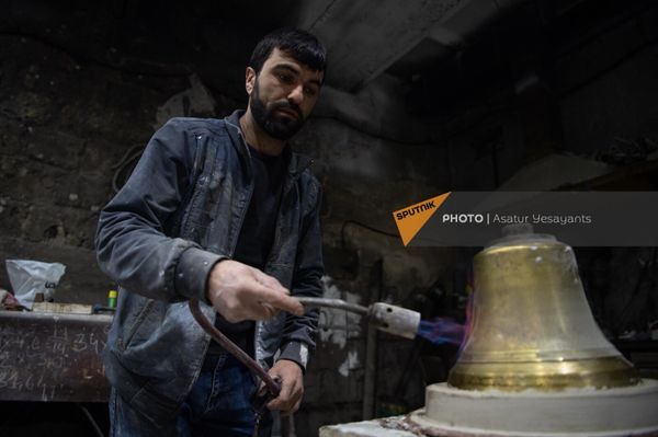 Ованнес Папоян во время работы в мастерской Ованнес Папоян во время работы в мастерской - Sputnik Армения