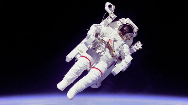 Астронавт Брюс Маккэндлесс совершает выход в открытый космос с использованием MMU  - Sputnik Армения