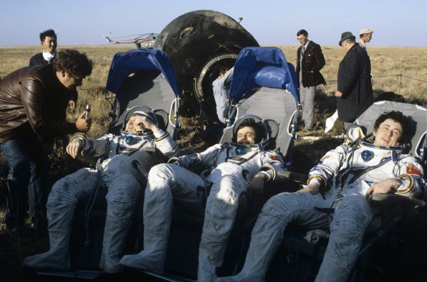 Члены долговременного экипажа станции "Салют-7" после приземления на космическом корабле "Союз Т-11" близ города Джезказган.Слева направо: Леонид Кизим, Владимир Соловьев и Олег Атьков - Sputnik Армения