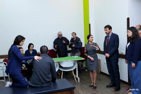 Լիոնի քաղաքապետ Գրեգորի Դուսեն` Զինվորի տանը Լիոնի քաղաքապետ Գրեգորի Դուսեն` Զինվորի տանը - Sputnik Արմենիա