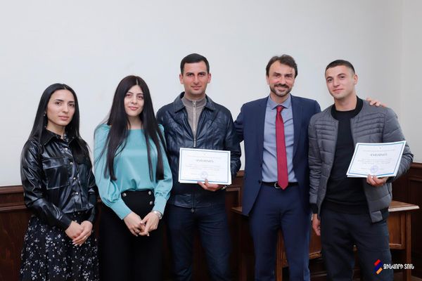 Լիոնի քաղաքապետ Գրեգորի Դուսեն` Զինվորի տանը Լիոնի քաղաքապետ Գրեգորի Դուսեն` Զինվորի տանը - Sputnik Արմենիա