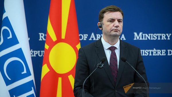 Министр иностранных дел Северной Македонии, действующий председатель ОБСЕ Буяр Османи на совместной пресс-конференции с армянским коллегой по итогам встречи (13 апреля 2023). Еревaн - Sputnik Армения