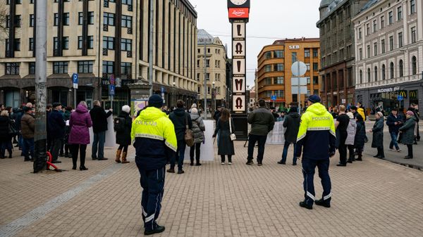 Сотрудники полиции и участники митинга в защиту свободы слова и за освобождение активистки Татьяны Андриец (24 марта 2023). Рига - Sputnik Армения