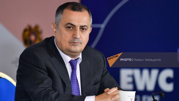 Замминистра ОНКС Карен Гилоян на пресс-конференции в преддверии Чемпионата Европы по тяжелой атлетике 2023 (13 апреля 2023). Еревaн - Sputnik Армения