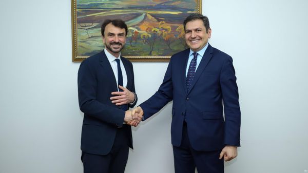 Լիոնի քաղաքապետը հանդիպել է ՀՀ ԱԳ նախարարի տեղակալ Պարույր Հովհաննիսյանի հետ - Sputnik Արմենիա