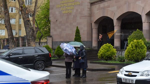 Акция родственников военнослужащих, погибших при 44-дневной войне у здания Следственного комитета Армении (14 апреля 2023). Еревaн - Sputnik Армения