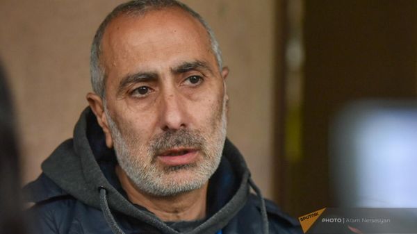Ара Ростомян на акции родственников военнослужащих, погибших при 44-дневной войне у здания Следственного комитета Армении (14 апреля 2023). Еревaн - Sputnik Армения
