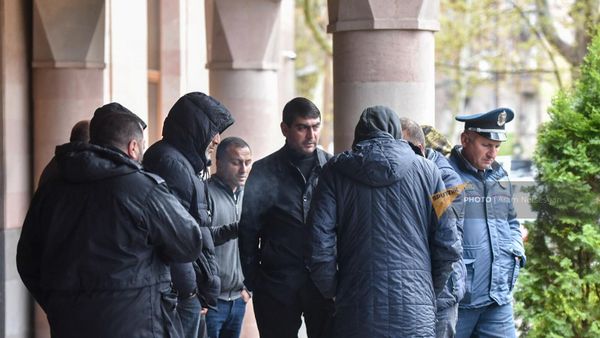 Акция родственников военнослужащих, погибших при 44-дневной войне у здания Следственного комитета Армении (14 апреля 2023). Еревaн - Sputnik Армения