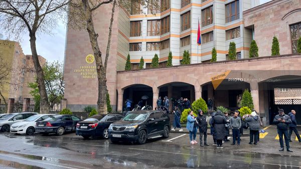 Акция родственников военнослужащих, погибших при 44-дневной войне у здания Следственного комитета Армении (14 апреля 2023). Еревaн - Sputnik Армения
