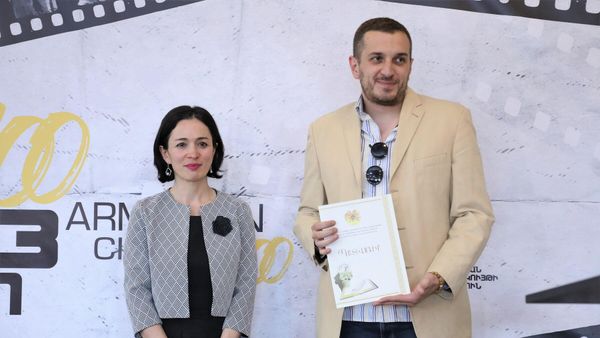 По случаю 100-летнего юбилея армянского кино приказом министра ОНКС Жанны Андреасян Карен Аветисян награжден благодарственной грамотой (14 апреля 2023). Еревaн - Sputnik Армения