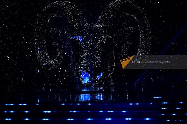 Лазерное шоу во время официальной церемонии открытия Чемпионата Европы по тяжелой атлетике в Ереване - Sputnik Армения