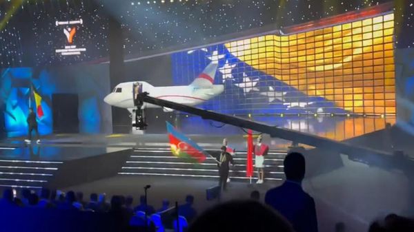 Сожжение флага Азербайджана на церемонии открытия Чемпионата Европы по тяжелой атлетике (14 апреля 2023). Еревaн - Sputnik Армения