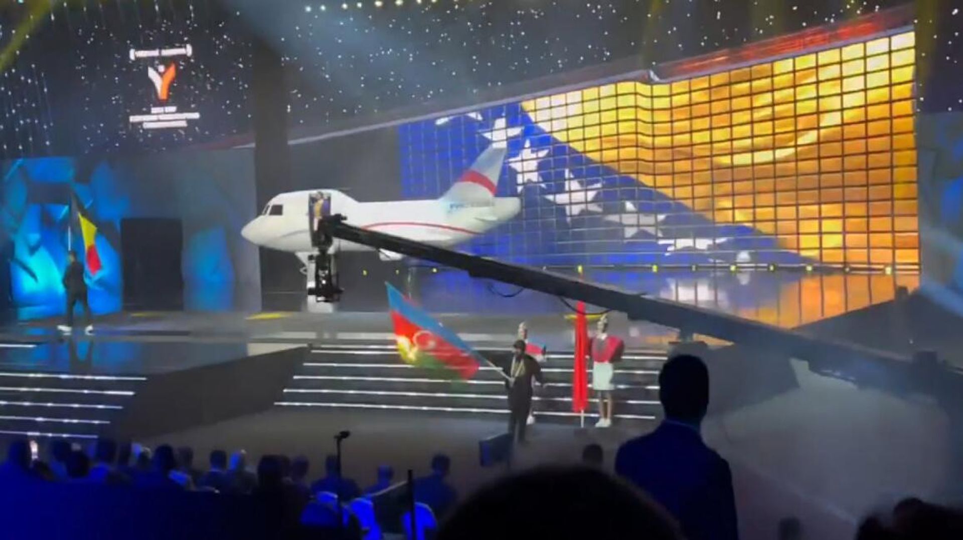 Сожжение флага Азербайджана на церемонии открытия Чемпионата Европы по тяжелой атлетике (14 апреля 2023). Еревaн - Sputnik Армения, 1920, 28.12.2023