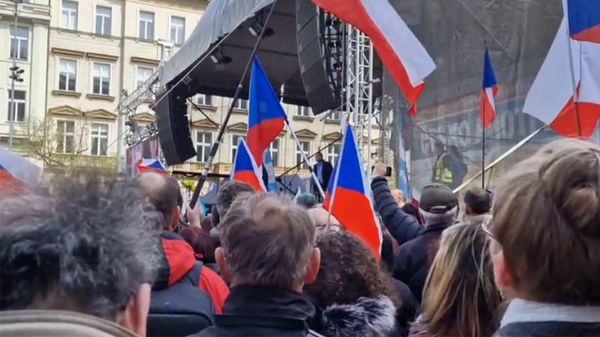Порядка 30-35 тысяч человек участвуют в антиправительственном митинге на Вацлавской площади в центре Праги - Sputnik Армения
