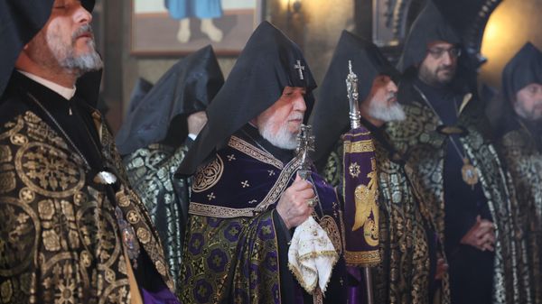 Католикос Гарегин II провел панихиду по упокоению душ родных защитников, погибших в результате апрельской азербайджанской агрессии (16 апреля 2023). Эчмиадзин - Sputnik Армения