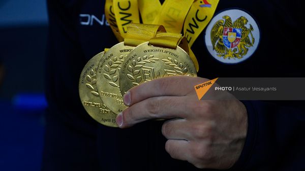 Чемпион Европы по тяжелой атлетике Гор Саакян с золотыми медалями после церемонии награждения победителей (17 апреля 2023). Еревaн - Sputnik Армения