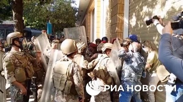 В столице Ливана Бейруте демонстрация с требованиями повышения зарплат и пенсий переросла в беспорядки, силовики применили слезоточивый газ - Sputnik Армения