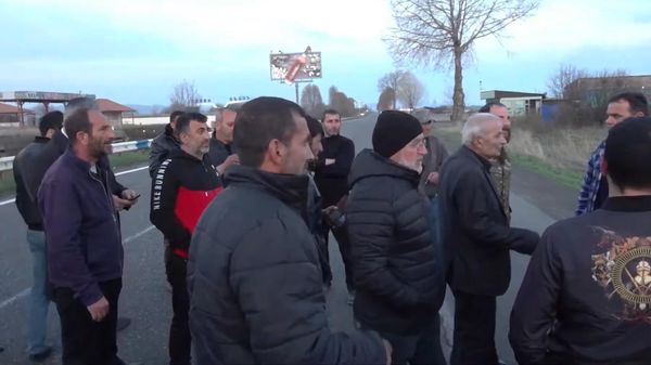 Родные погибших при пожаре в селе Азат солдат временно разблокировали трассу Ереван-Севан - Sputnik Армения