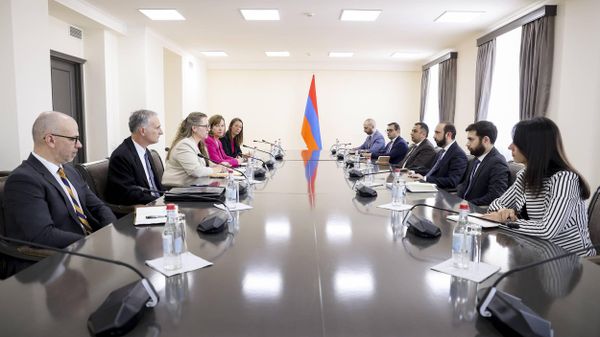 ՀՀ արտաքին գործերի նախարար Արարատ Միրզոյանի հանդիպումը ԱՄՆ պետքարտուղարի փոխտեղակալ Էրիկա Օլսոնի հետ - Sputnik Արմենիա