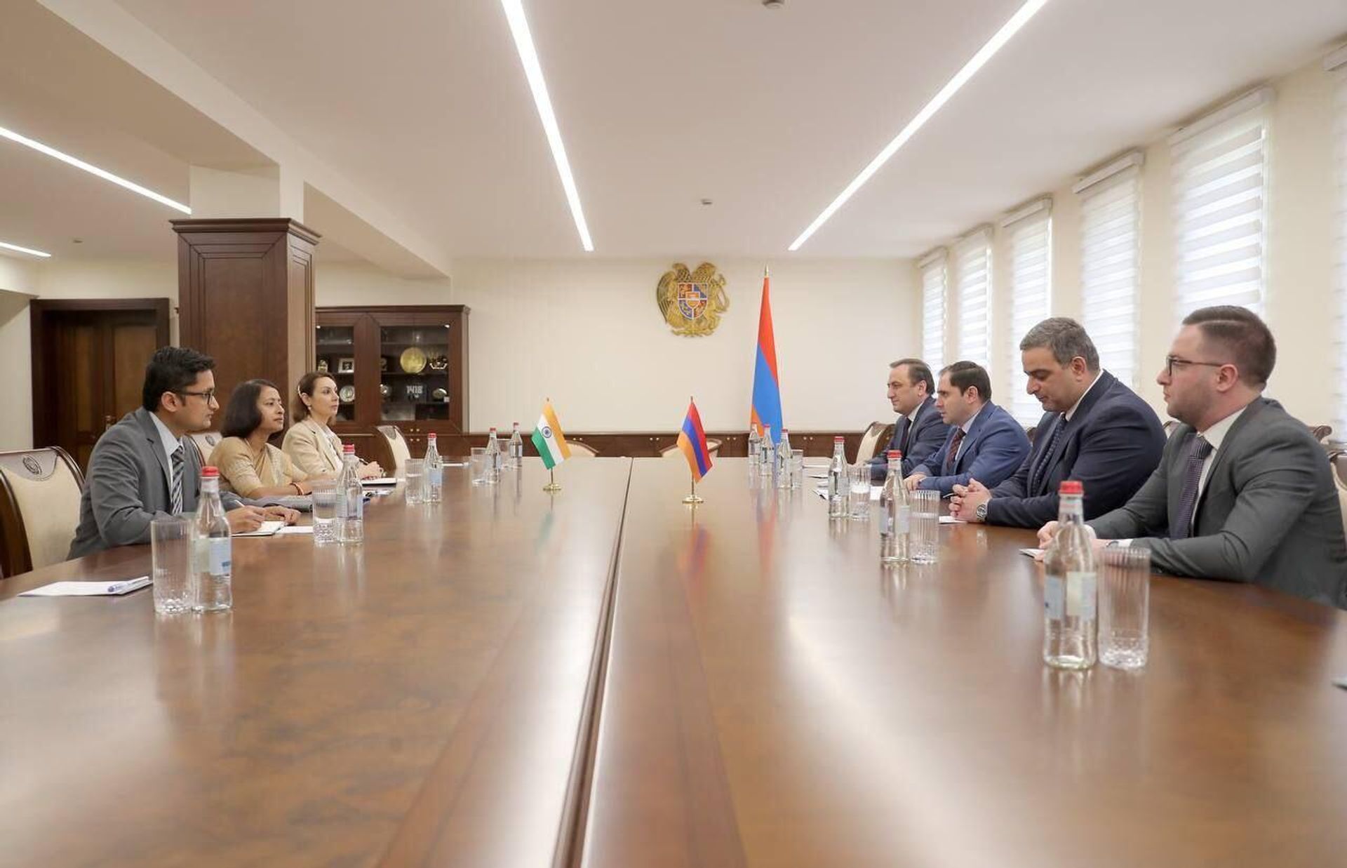 Министр обороны Сурен Папикян принял Чрезвычайного и Полномочного Посла Индии Нилакши Саха Синху (19 апреля 2023). Еревaн - Sputnik Արմենիա, 1920, 19.04.2023