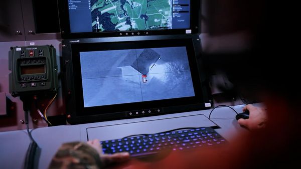 Немецкий концерн Rheinmetall показал ролик с БПЛА, сбрасывающим дроны-камикадзе - Sputnik Армения
