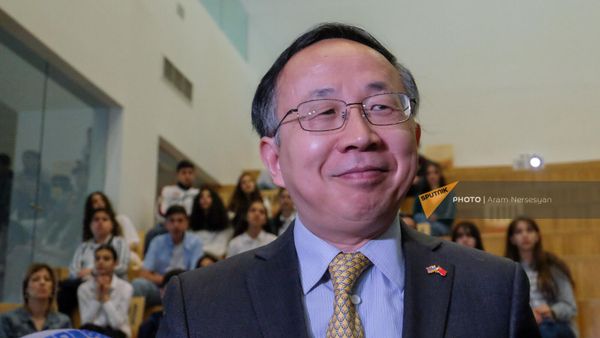 Чрезвычайный и полномочный посол Китая Юн Фань на онлайн-встрече группы школьников Армении с находящимися на борту космического корабля китайскими астронавтами (20 апреля 2023). Еревaн - Sputnik Армения