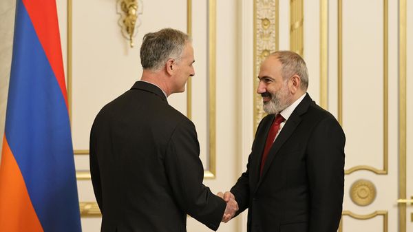 Премьер-министр Никол Пашинян принял старшего советника по переговорам на Кавказе, американского сопредседателя Минской группы ОБСЕ Луиса Боно (20 апреля 2023). Еревaн - Sputnik Армения