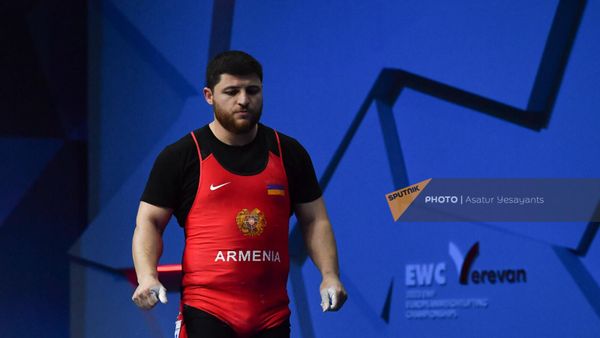 Карапетян Андраник из сборной Армении во время подхода к штанге в мужской категории 89 кг группы А на чемпионате Европы по тяжелой атлетике (20 апреля 2023). Ереван - Sputnik Армения
