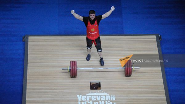 Андраник Карапетян из сборной Армении во время подхода к штанге в мужской категории 89 кг группы А на чемпионате Европы по тяжелой атлетике (20 апреля 2023). Ереван - Sputnik Армения