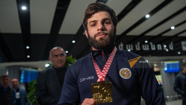 Чемпион Европы по вольной борьбе Вазген Теванян  показывает свою золотую медаль в аэропорту Звартноц по возвращении на родину (21 апреля 2023). Еревaн - Sputnik Армения