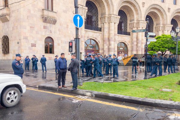 Родители погибших при пожаре военнослужащих перекрыли улицу Амиряна (21 апреля 2023). Еревaн - Sputnik Армения