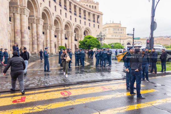 Родители погибших при пожаре военнослужащих перекрыли улицу Амиряна (21 апреля 2023). Еревaн - Sputnik Армения