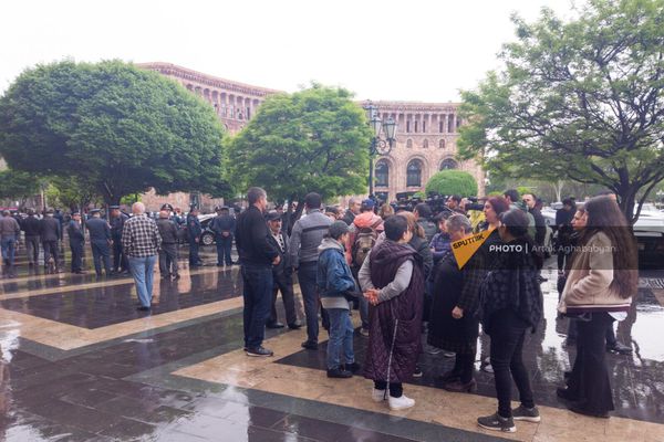 Родители погибших при пожаре военнослужащих на акции протеста на площади Республики (21 апреля 2023). Еревaн - Sputnik Армения