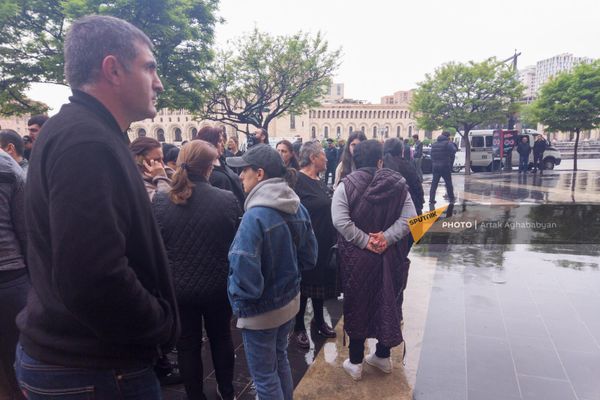 Родители погибших при пожаре военнослужащих на акции протеста на площади Республики (21 апреля 2023). Еревaн - Sputnik Армения