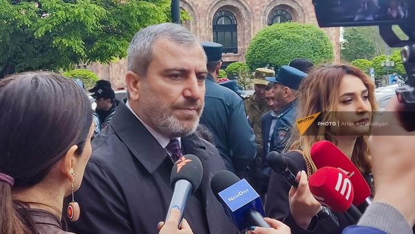 Адвокат Норайр Норикян общается с прессой на акции протеста родителей погибших при пожаре военнослужащих (21 апреля 2023). Еревaн - Sputnik Армения