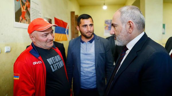Премьер-министр Никол Пашинян и главный тренер Симона Мартиросяна Ашот Пилосян - Sputnik Армения