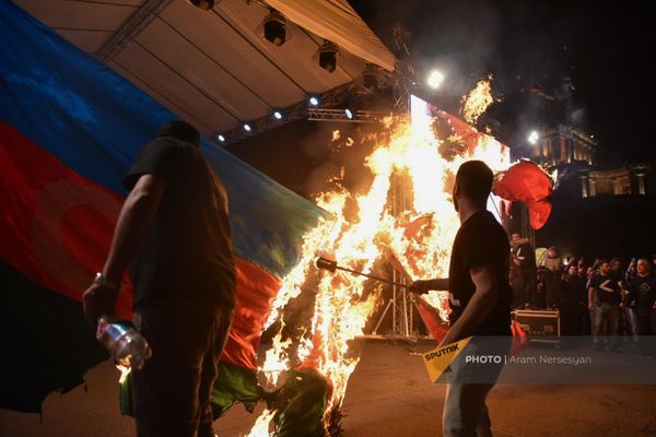 Участники факельного шествия традиционно сжигают флаги Азербайджана и Турции - Sputnik Армения