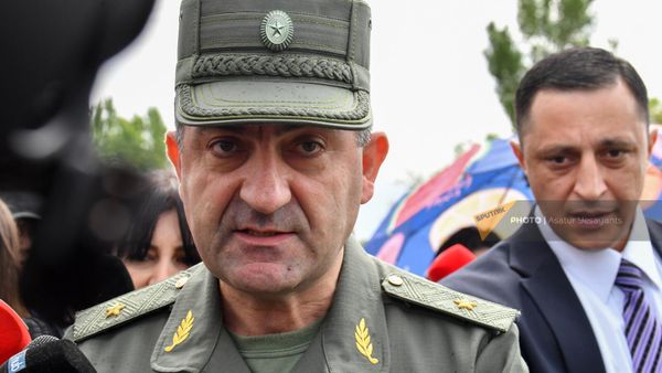 Начальник Генштаба ВС РА, первый заместитель министра обороны, генерал-майор Эдвард Асрян отвечает на вопросы журналистов в мемориальном комплексе Цицернакаберд (24 апреля 2023). Еревaн - Sputnik Армения